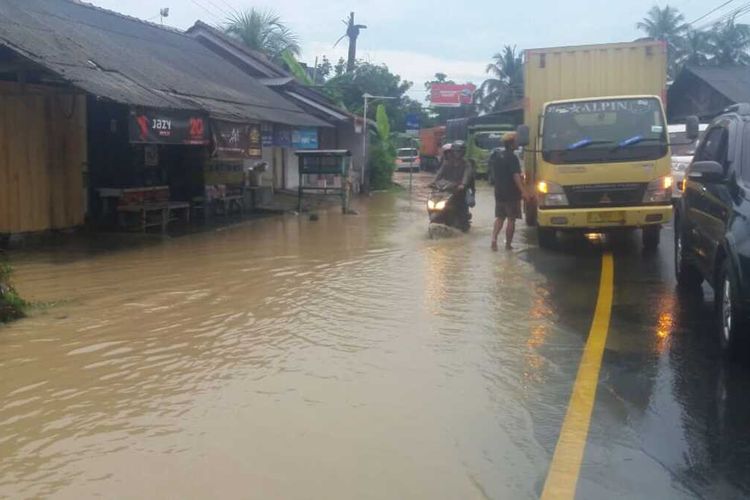 Jalan provinsi penghubung Kabupaten Ciamis dan Pangandaran terendam air banjir luapan Sungai Cikaso di Kecamatan Banjarsari, Selasa pagi (27/10/2020).
