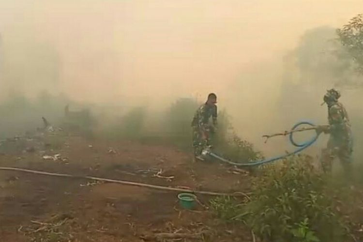 Prajurit TNI Koramil/01 Rengat berjibaku memadamkan api karhutla di tengah pekatnya kabut asap di Desa Pulau Gelang, Kecamatan Kuala Cenaku, Kabupaten Inhu, Riau, Jumat (6/9/2019) lalu.