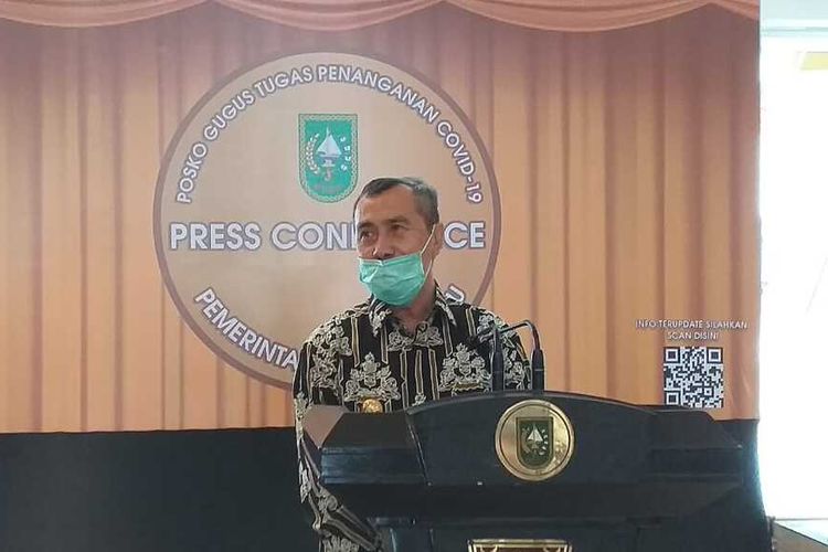 Gubernur Riau Syamsuar di posko Gugus Tugas Penanganan Covid-19 Riau, Kamis (11/6/2020). 