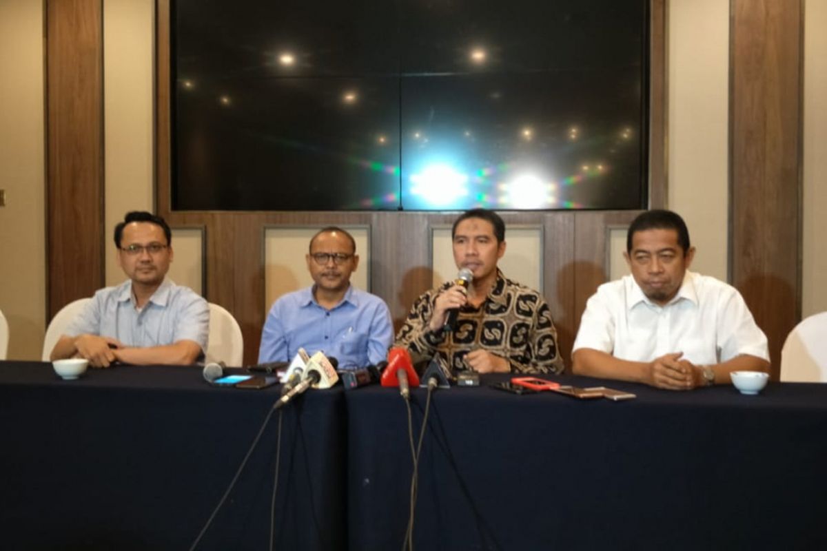 Wakil Ketua DPD Partai Gerindra DKI Jakarta Syarif (kedua dari kiri) dan Ketua DPW PKS DKI Jakarta Syakir Purnomo (ketiga dari kiri) di Hotel Aryaduta, Jakarta Pusat, Rabu (23/1/2019).