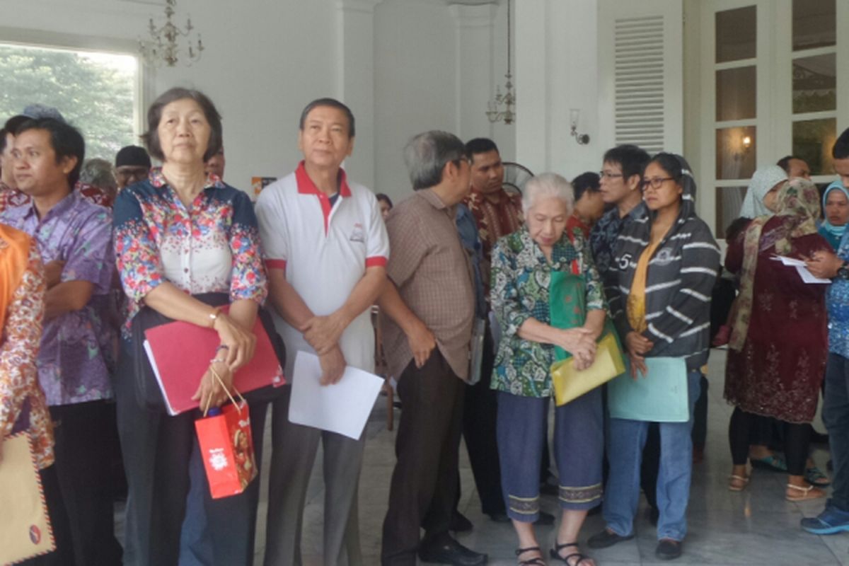 Warga mengantre untuk mengadu kepada Gubernur DKI Jakarta Basuki Tjahaja Purnama di Balai Kota DKI, Senin (17/4/2017). 