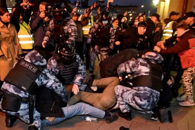 Bentrok terjadi di Moskwa saat polisi melakukan penangkapan.