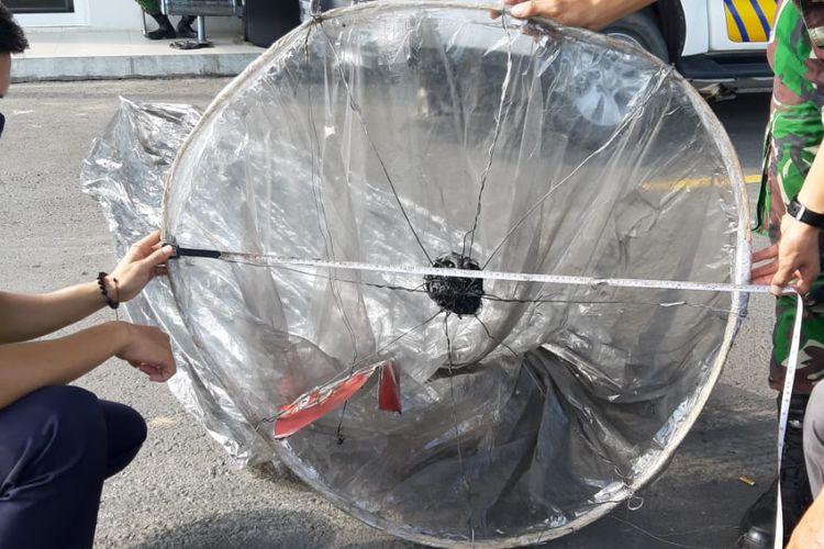 Balon udara raksasa yang ditemukan di runway Bandara Jenderal Ahmad Yani Semarang, Minggu (24/5/2020).