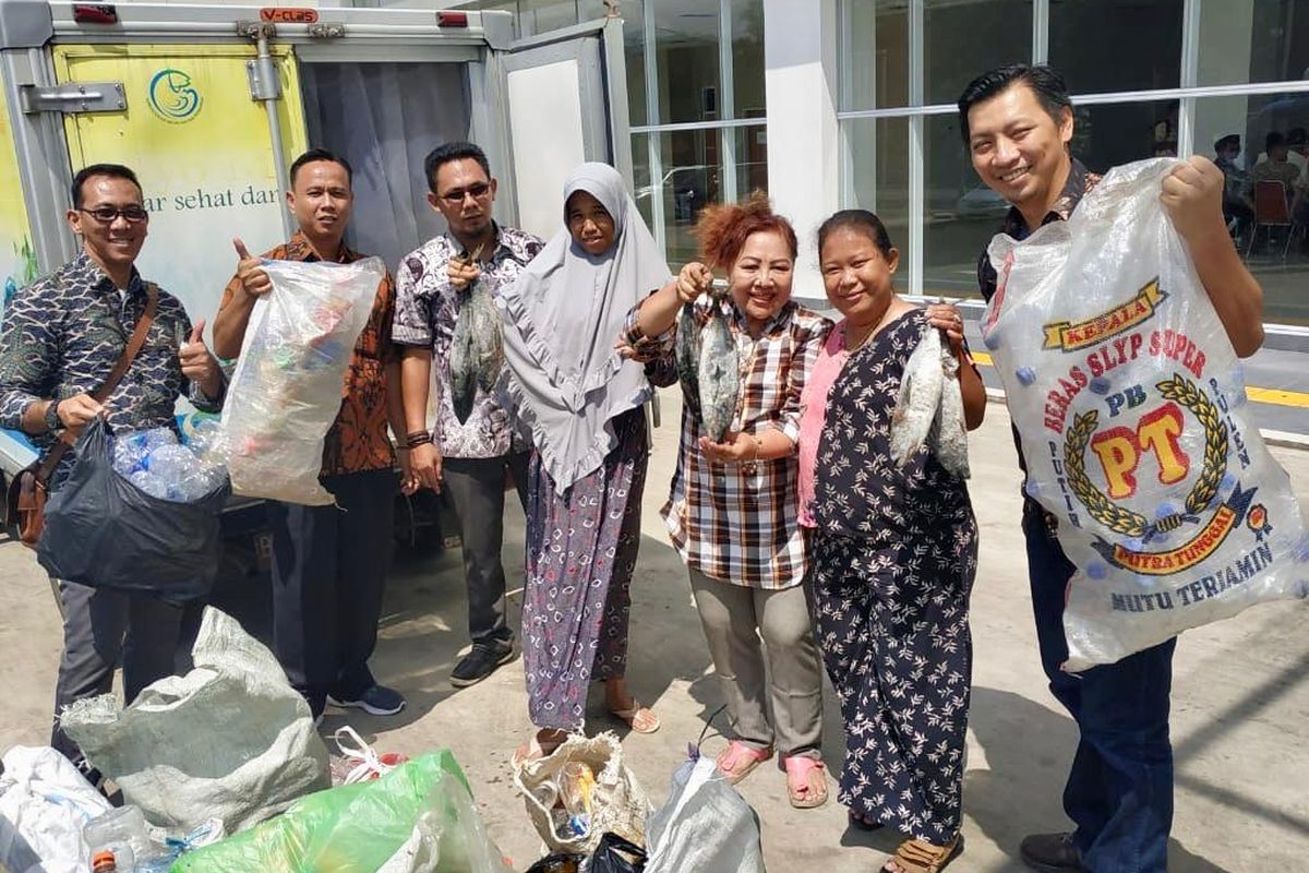 Perum Perindo mengadakan program penukaran sampah botol plastik dengan ikan di Pasar Ikan Modern (PIM) Muara Baru, Jakarta Utara, Selasa (23/4/2019). 