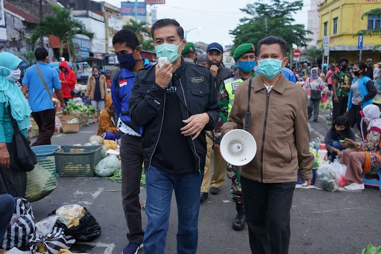 Wali Kota Salatiga, Yuliyanto, melakukan sosialisasi penggunaan masker di pasar pagi.