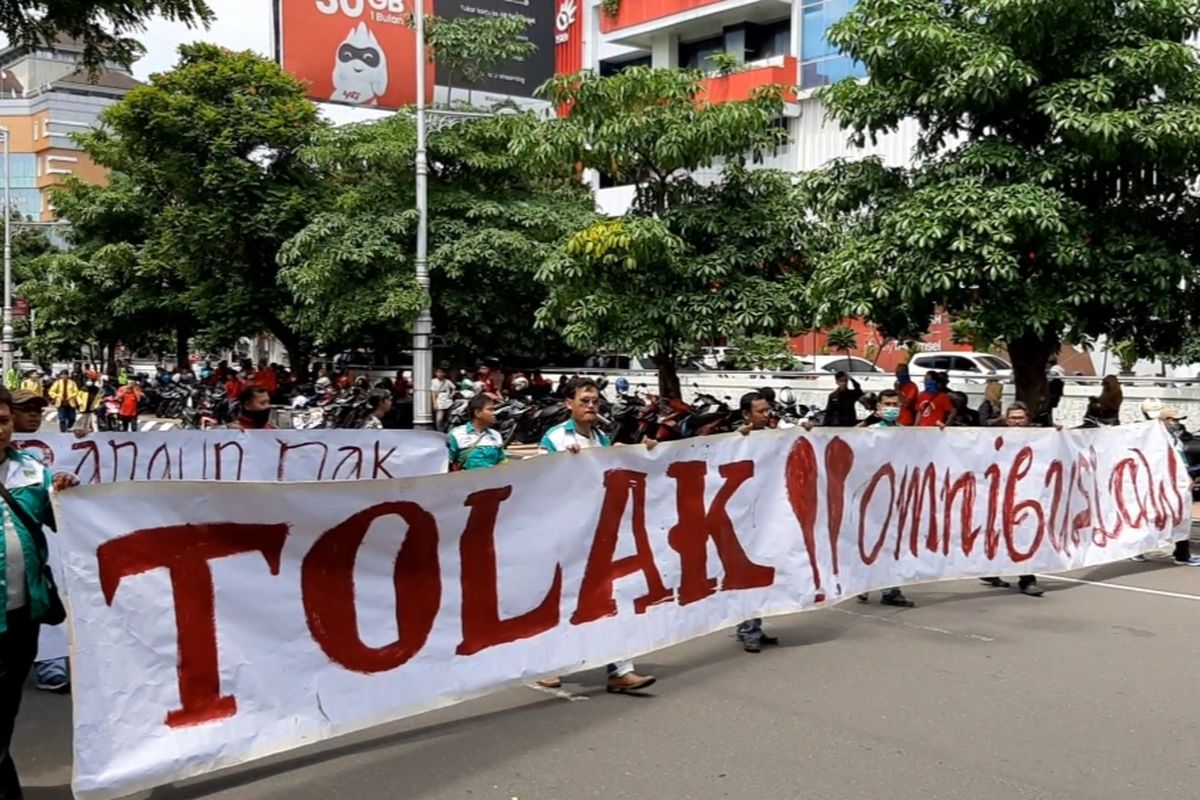 Aksi demonstrasi tolak Omnibus Law di depan Kantor Gubernur Jateng, Rabu (11/3/2020)