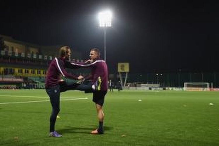 Harry Kane dan Phil Jagielka melakukan pemanasan menjelang laga Inggris versus Lithuania, Senin (12/10/2015). 