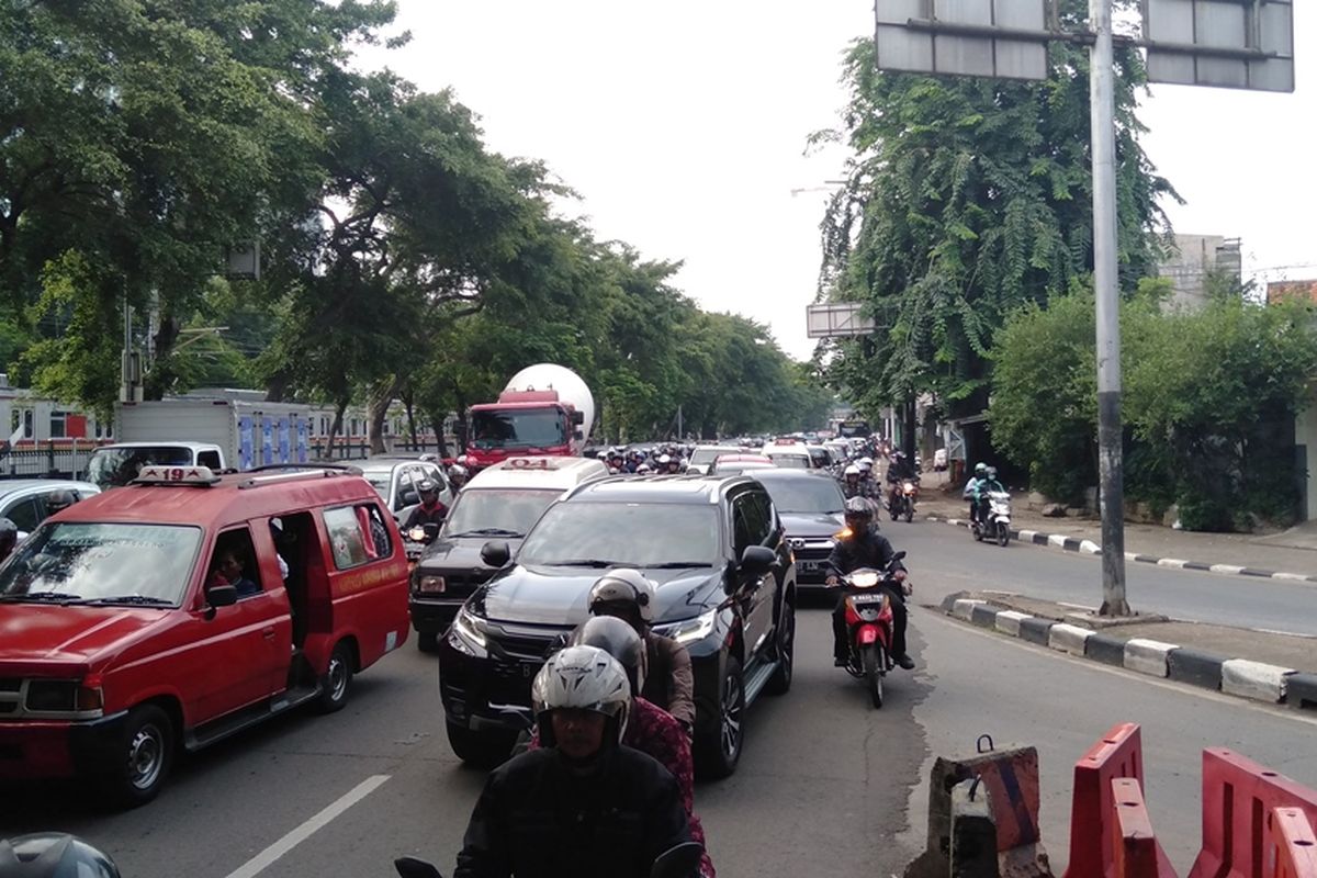 kemacetan terjadi di kolong Flyover Jagakarsa, Senin (2/12/2019)