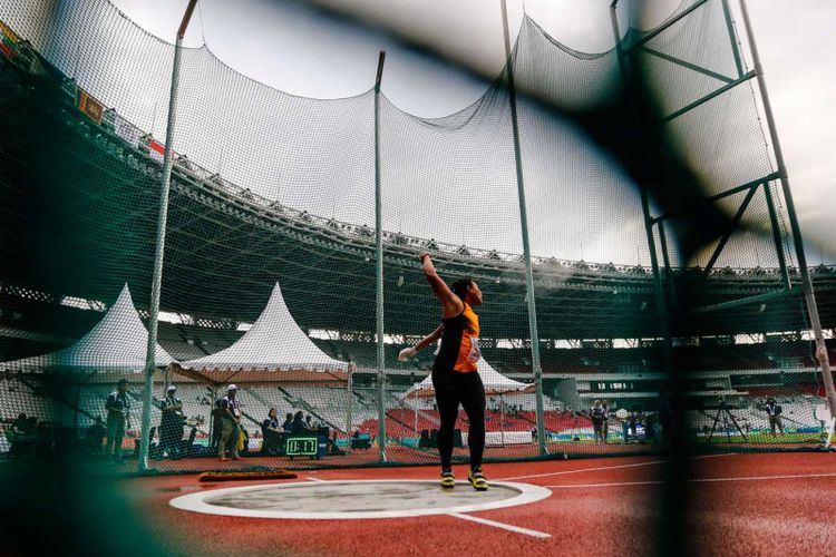 Pelontar Martil asal Malaysia, Nurfazira melontarkan martilnya saat perebutan Medali Emas 18th Asian Games Invitation Tournament di Stadion Utama Gelora Bung Karno, Senayan, Jakarta, Selasaa (13/2/2018).