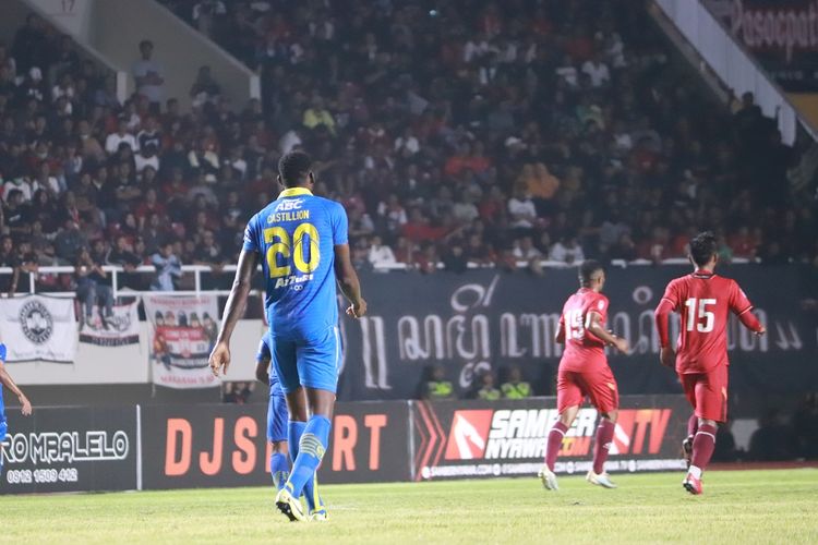 Striker asing Persib Bandung, Geoffrey Castillion dalam laga uji coba Persis Solo vs Persib Bandung di Stadion Manahan, Solo, Sabtu (15/2/2020).