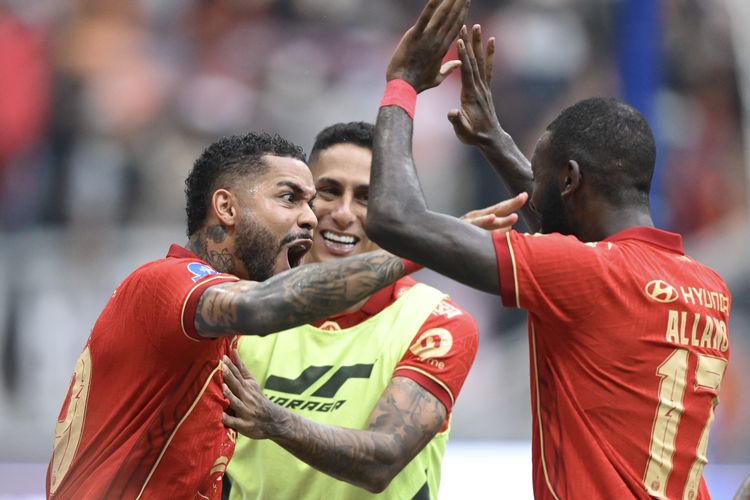 Pesepak bola Persija Jakarta Emaxwell Souza De Lima (kiri) berselebrasi dengan Allano Brendon (kanan) seusai mencetak gol ke gawang Semen Padang saat Indonesia Super League di Jakarta International Stadium (JIS), Jakarta, Sabtu (23/5/2026). Persija Jakarta menang atas Semen Padang dengan skor akhir 3-0. ANTARA FOTO/M Risyal Hidayat/agr
