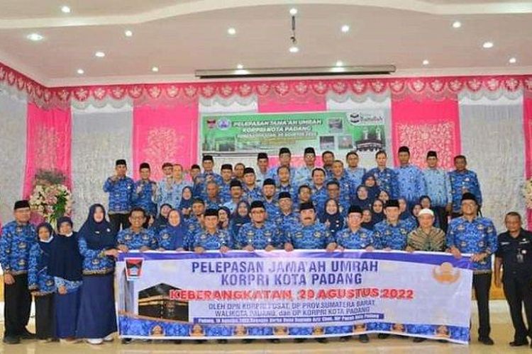 44 ASN Pemerintah Kota Padang, Sumatera Barat, yang mendapat hadiah umrah karena dianggap berprestasi.