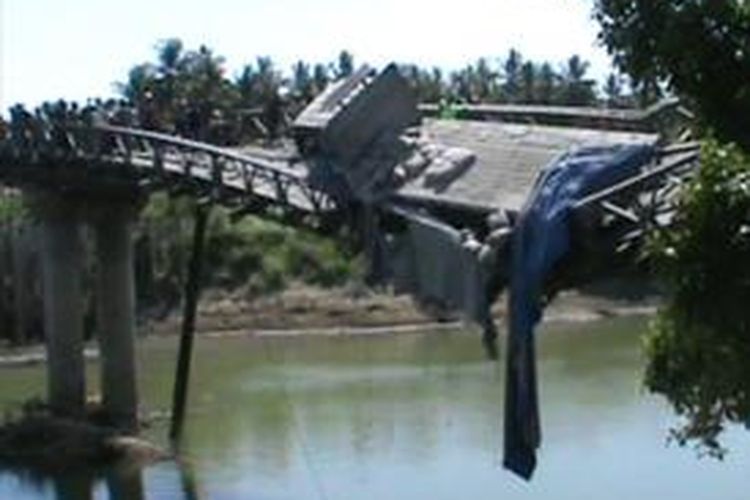 Truk pengangkut semen yang terperosok diatas jembatan dan nyaris dibakar warga di Kabupaten Wajo, Sulawesi Selatan. Rabu, (25/09/2013).