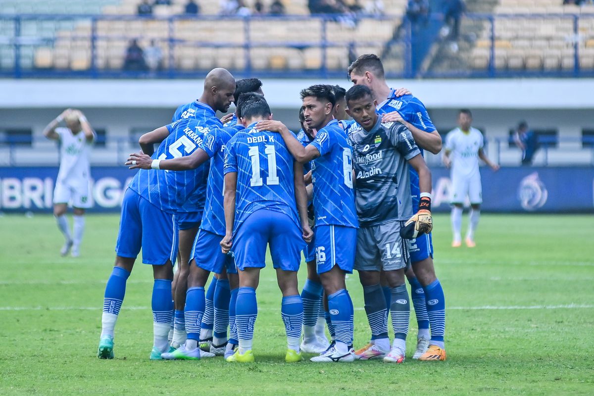 Persib Bandung kembali menurunkan Teja Paku Alam di starting eleven saat melakoni laga pekan ke-12 Liga 1 2023-2024 melawan Persikabo 1973, Sabtu (16/9/2023) di Stadion Gelora Bandung Lautan Api (GBLA). 