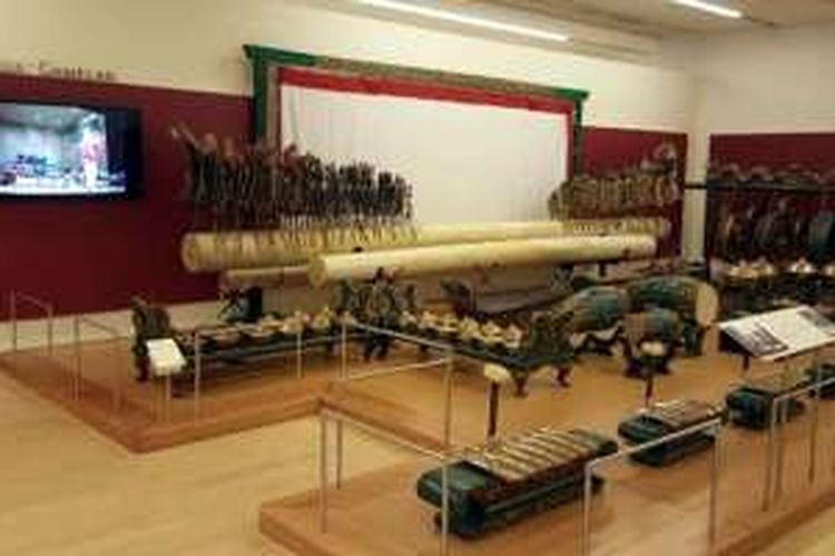Satu set gamelan dan wayang kulit di Musical Instrumen Museum, Arizona, Amerika Serikat.