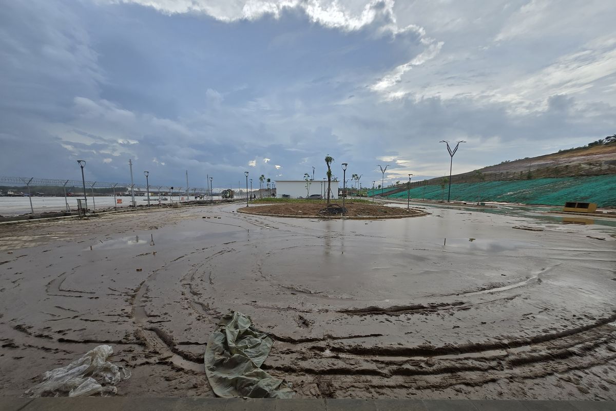 Lumpur sisa banjir 24 Januari 2025 di area sekitar geding terminal Bandara VVIP Ibu Kota Nusantara (IKN), Selasa (28/1/2025).