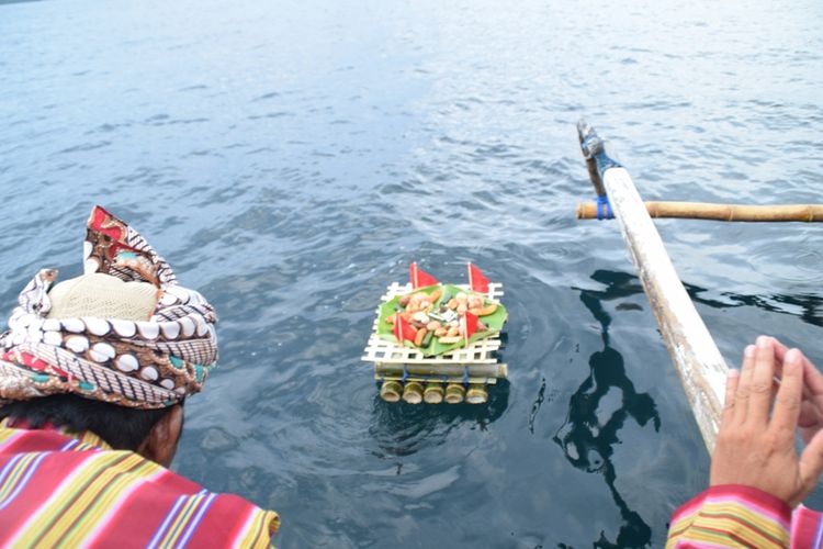 Para tokoh adat melepaskan rakit sesajen yang berisikan berbagai kue khas Buton, rokok dan daun sirih di atas laut. Ritual sesajen ini merupakan tradisi Tuturangiana Andala atau memberi makan penguasa laut yang dilakukan masyarakat Pulau Makasar, Kota Baubau, Sulawesi Tenggara. 