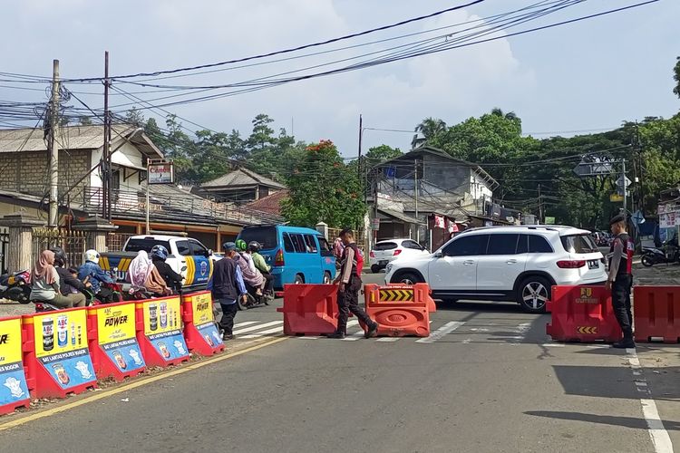 Sejumlah Ruas Jalan Raya Puncak Bogor, Jawa Barat, mengalami kemacetan pada lebaran hari pertama atau Sabtu (22/4/2023) siang