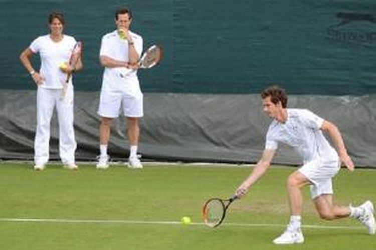 Amelie Mauresmo dan Jonas Bjokman mendampingi Andy Murray berlatih