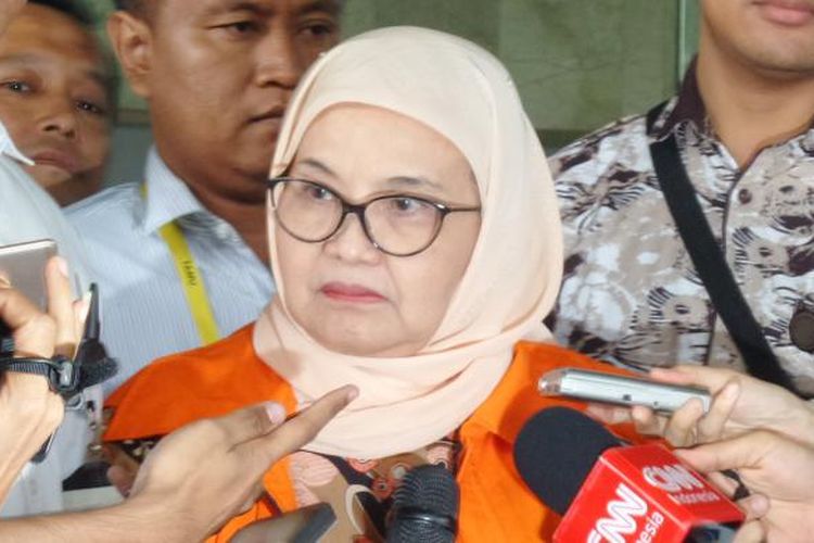 Mantan Menteri Kesehatan, Siti Fadilah Supari, seusai diperiksa sebagai tersangka di Gedung KPK Jakarta, Selasa (1/11/2016).