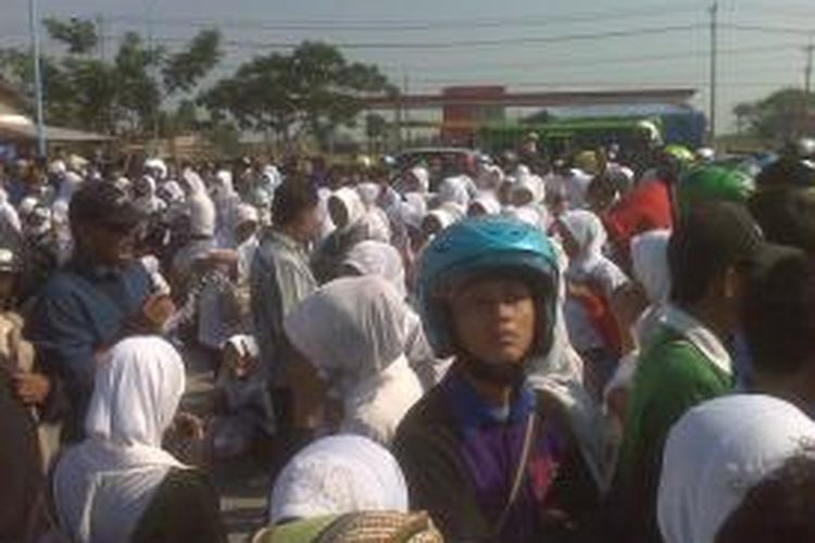 Ribuan buruh PT Delta Dunia Sandang Tekstil yang terletak di jalan raya Semarang - Demak KM 14 menggelar aksi unjukrasa,menuntut adanya kesejahteraan bagi karyawan ,Selasa (3/9/2013). 