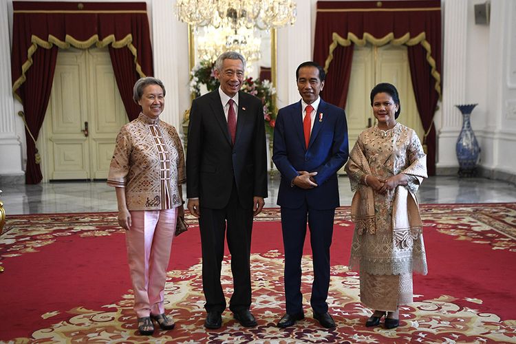 Presiden Joko Widodo (kedua kanan) didampingi Ibu Negara Iriana Joko Widodo (kanan) menyambut kunjungan kehormatan Perdana Menteri Republik Singapura Lee Hsien Loong beserta istrinya Ho Ching di Istana Merdeka, Jakarta, Minggu (20/10/2019). Presiden Joko Widodo bertemu dengan sejumlah kepala negara sebelum dilantik sebagai Presiden 2019-2024.