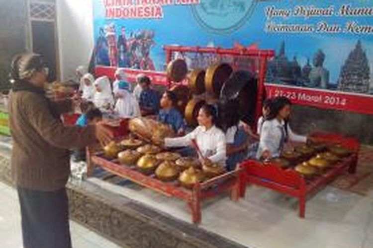 Berlatih gamelan, salah satu cara pelajar di Dusun Krapak, Desa Pojok, Kecamatan Wates, Kabupaten Kediri, Jawa Timur, saat mengisi peringatan Hari Pendidikan Nasional 2 Mei, Jum'at (2/5/2014). 