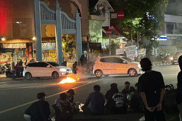 Massa Demo di Solo Sudah Bubar, Muncul Kelompok Berpakaian Hitam Bakar Ban di Ngarsopuro