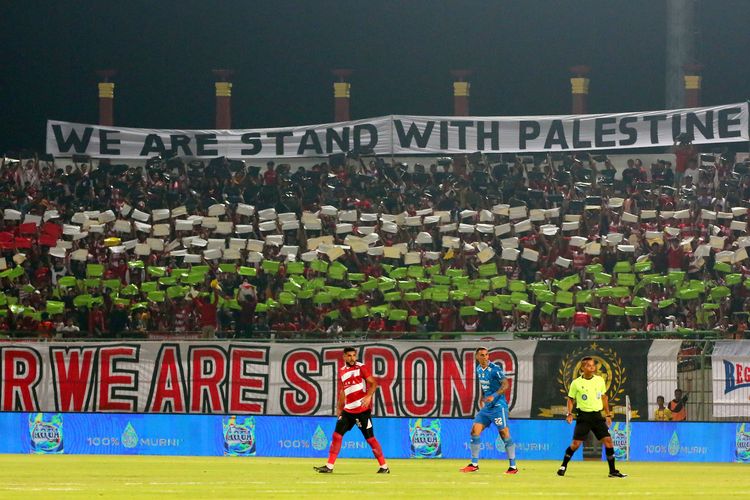 Selain mendukung tim berlaga, suporter Madura United mengibarkan bendera Palestina sebagai solidaritas pada laga pekan ke-18 Liga 1 2023-2024 melawan Persib Bandung yang berakhir dengan skor 0-1 di Stadion Gelora Bangkalan, Jawa Timur, Rabu (27/10/2023) sore.