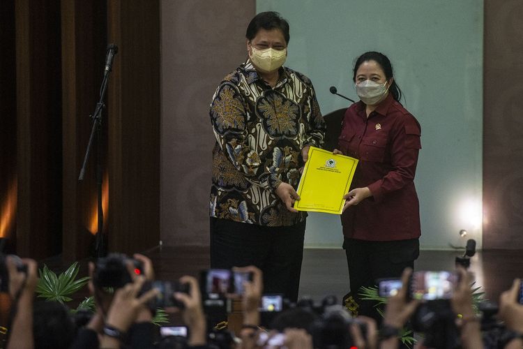 Ketua DPR Puan Maharani (kanan) berfoto bersama Ketua Umum DPP Partai Golkar Airlangga Hartarto (kiri) dengan menunjukkan dokumen seusai menyampaikan keterangan pers terkait Penggantian Antarwaktu Pimpinan DPR untukFfraksi Partai Golkar di Kompleks Parlemen, Senayan, Jakarta, Rabu (29/9/2021). Partai Golkar menunjuk Sekjen Partai Golkar/anggota DPR Fraksi Partai Golkar Lodewijk F Paulus sebagai calon pengganti antarwaktu Pimpinan DPR/Wakil Ketua DPR untuk menggantikan Azis Syamsuddin yang telah mengundurkan diri karena terjerat dugaan kasus korupsi. ANTARA FOTO/Aprillio Akbar/foc.