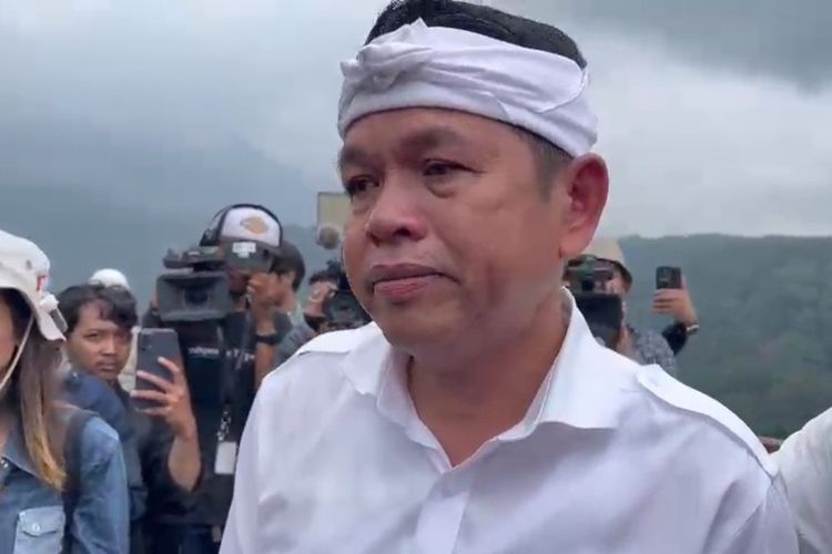 Gubernur Jawa Barat Dedi Mulyadi tak kuasa menahan tangis ketika melihat alih guna lahan di kawasan Puncak Bogor, Jawa Barat. Alih guna lahan ini menjadi pemicu banjir berulang di kawasan berhawa dingin tersebut.