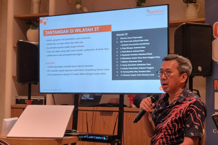 Head of Division FiberStar Wisnu Wardhana mengatakan, Untuk mengatasi kendala geografis, FiberStar mengadopsi strategi hibrida dengan memanfaatkan teknologi satelit orbit rendah (LEO) milik Starlink. FiberStar mulai bekerja sama sebagai mitra resmi Starlink sejak 2024.