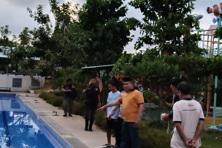 Polisi melakukan olah TKP di kolam renang Taman Hiburan Banyuwangi Park. 