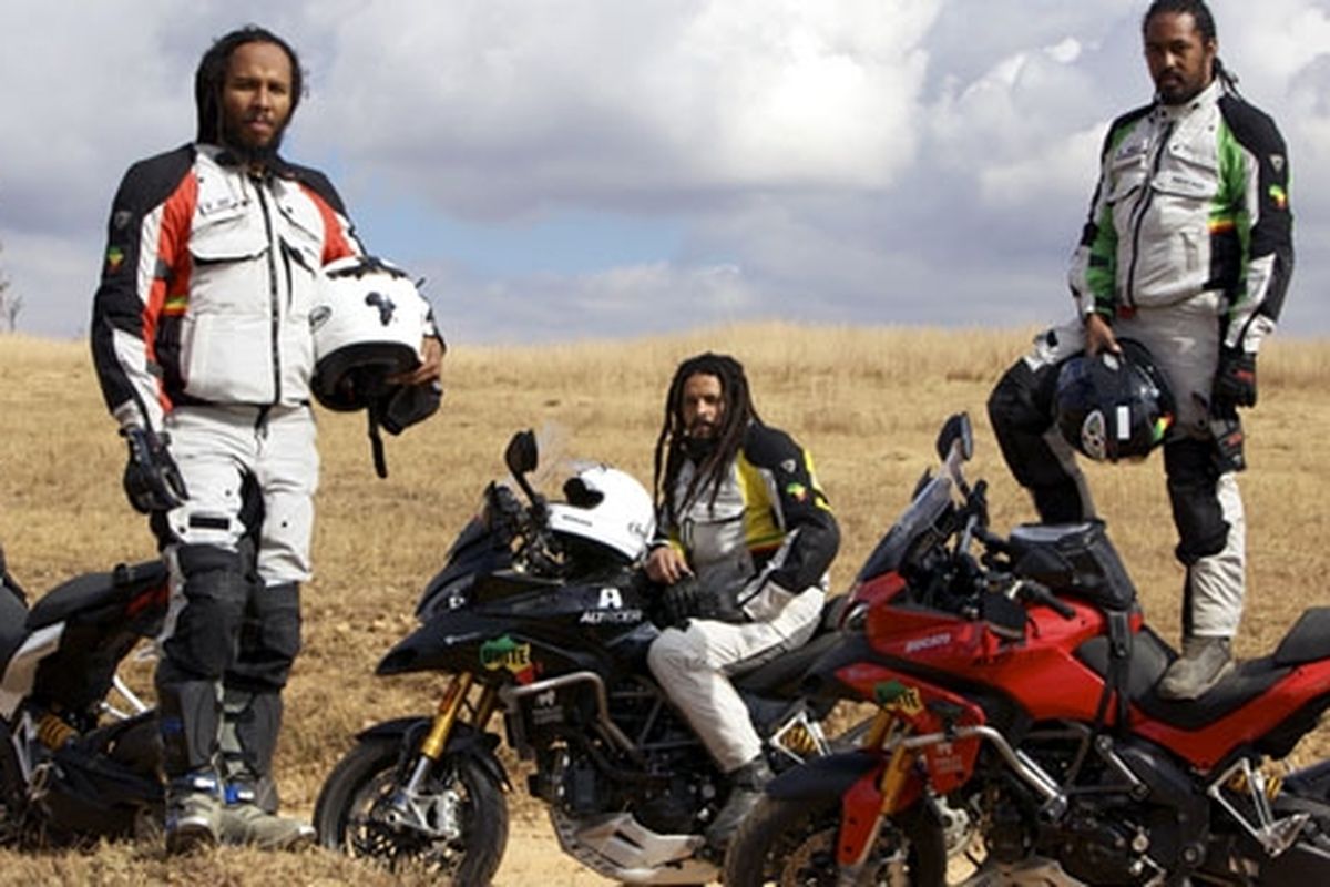 (ki-ka) Ziggy, Rohan, dan Robbie Marley, membesut Ducati Multistrada 1200 di Afrika.