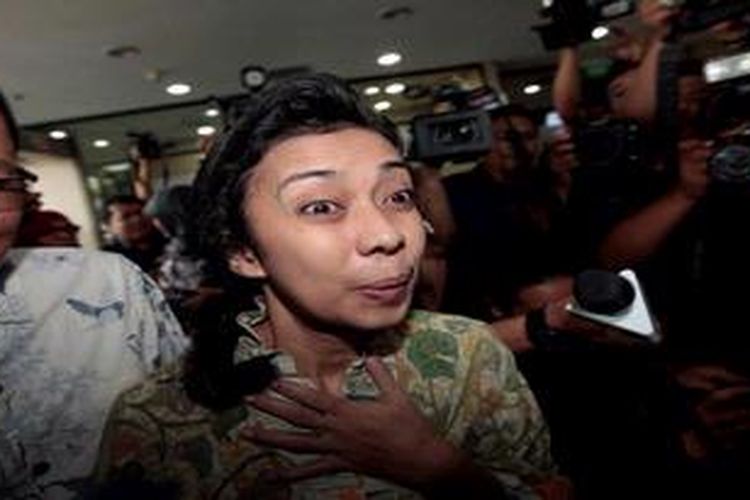 Elda Devianne Adiningrat, kembali diperiksa Komisi Pemberantasan Korupsi, Jakarta, Kamis (18/4/2013). Saksi kunci ini kembali diperiksa dalam dugaan suap impor daging sapi dengan tersangka Ahmad Fathanah.