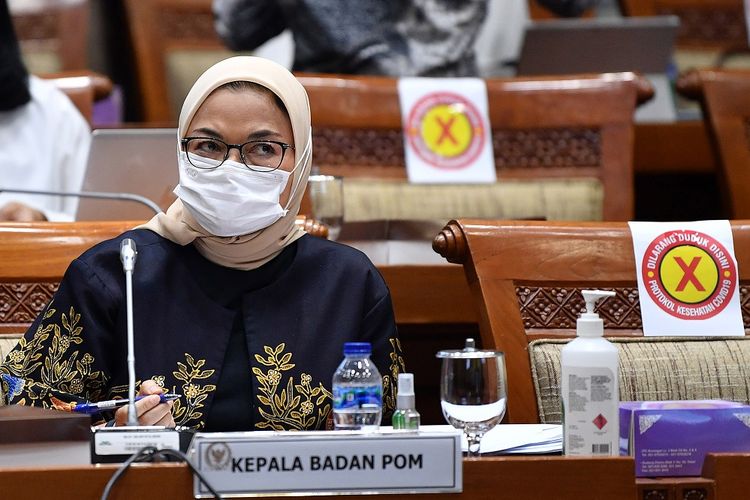 BPOM Head Penny Lukito attended a working meeting with DPR Commission IX at the Parliament Complex, Senayan, Jakarta, Wednesday, March 10. The meeting discussed government support for the development of the Merah Putih (red and white) vaccine and the Nusantara vaccine. 