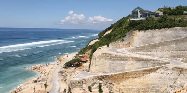 Bangunan vila di Pantai Melasti, Kecamatan Kuta Selatan, Badung, Bali.