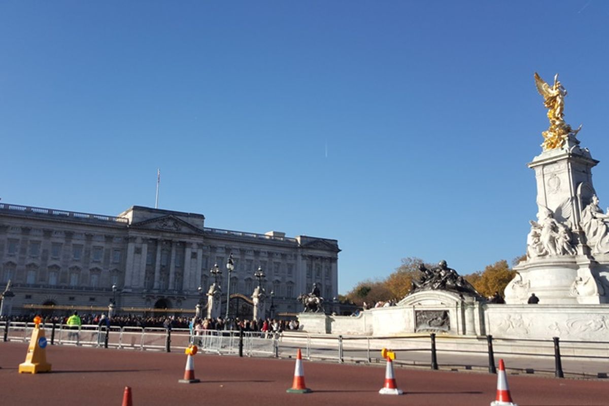 Suasana di depan Istana Buckingham di London, Senin (6/11/2017), sebelum upacara pergantian pasukan pengawal kerajaan berlangsung.