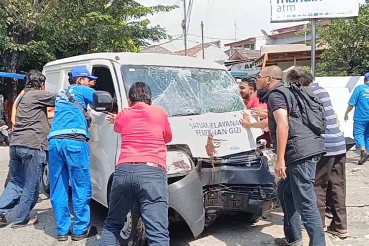 Mobil Berstiker SPPG Tabrak 2 Gerobak Pedagang di Bekasi Timur, 4 Orang Luka