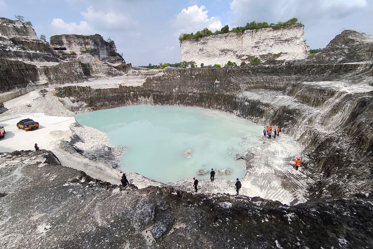 Tambang batu kapur atau galian C di Bangkalan, Jawa Timur.