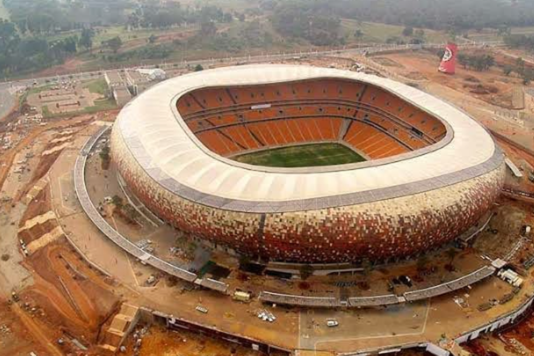 First National Bank Stadium di Afrika Selatan ketika masih dalam proses konstruksi