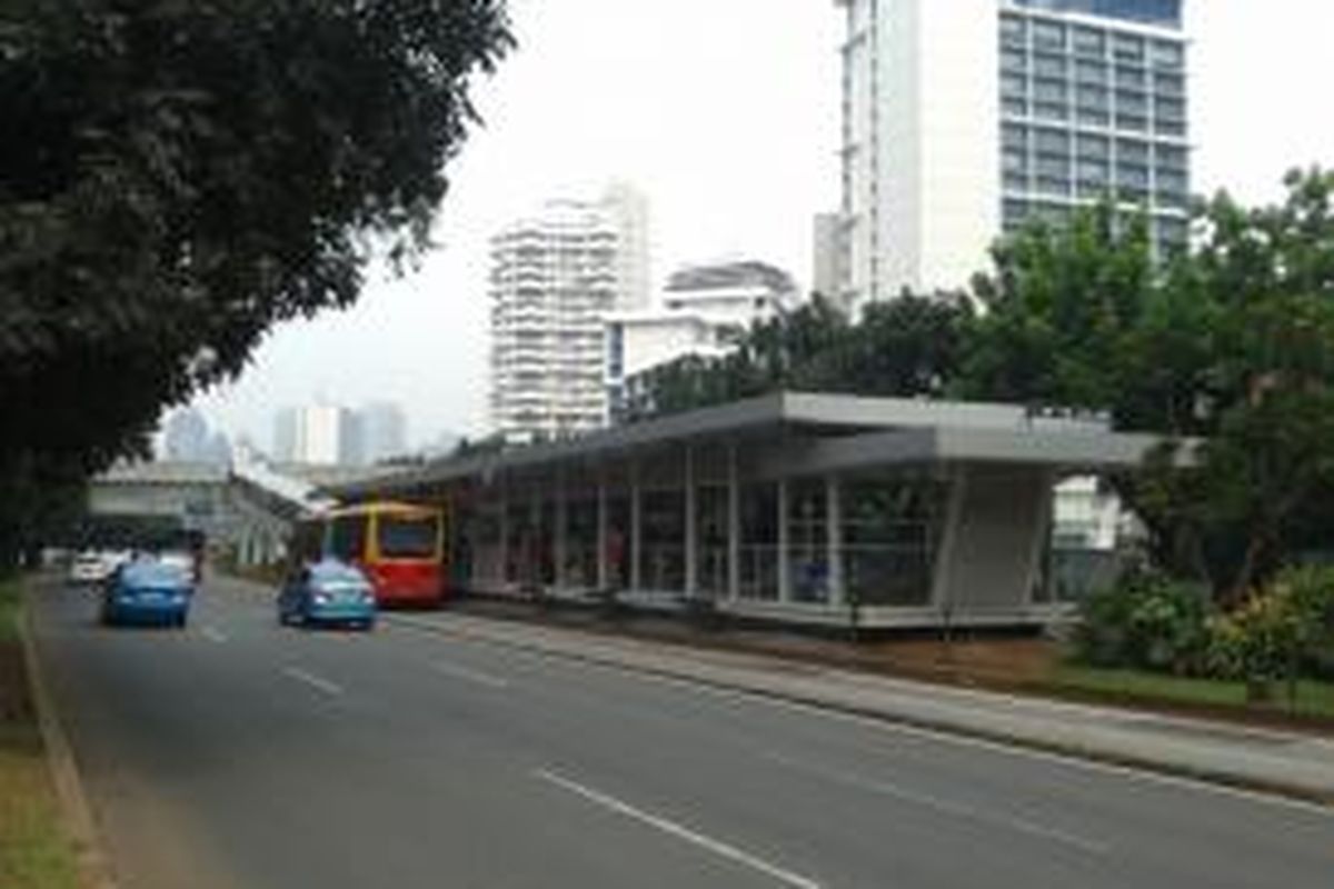 Halte transjakarta Karet Baru yang terletak di Jalan Sudirman, Jakarta. Halte yang dibangun oleh PT MRT Jakarta ini terlihat lebih panjang dan lebih terbuka dibanding halte-halte transjakarta pada umumnya.