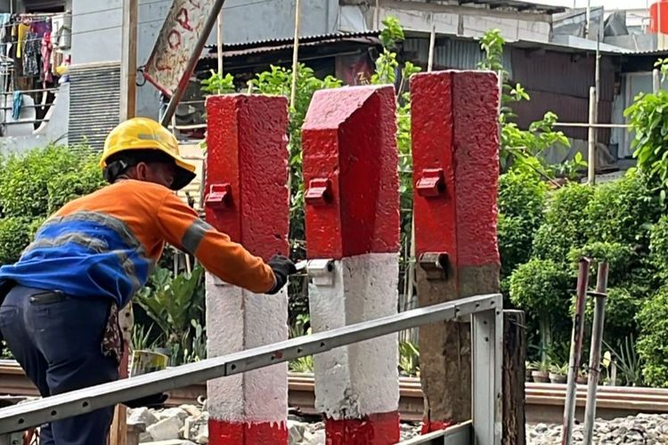 Pelintasan Liar Kereta di Tebet Jaksel Ditutup Permanen, Tak Ada Celah Pejalan Kaki