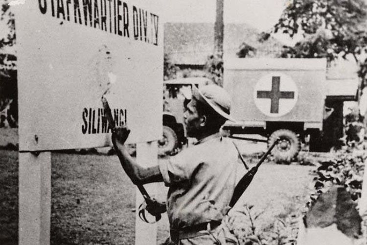Seorang anggota APRA merusak plang Markas Divisi Siliwangi menggunakan parang. Penberontakan APRA salah satu tantangan penerapan Pancasila di masa awal kemerdekaan. 