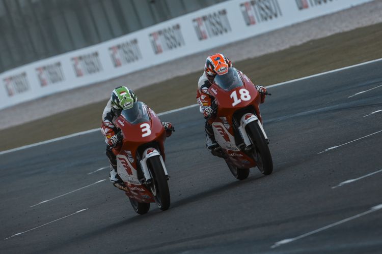 Salah satu pebalap Indonesia yang tampil di bawah dukukan Astra Honda Motor, Fadillah Arbi Aditama (Kiri/3), saat tampil di Sirkuit Internasional Losail, Qatar, pada ajang Asia Talent Cup. 