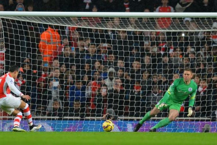 Striker Arsenal, Alexis Sanchez, saat melepaskan tendangan penalti yang berhasil ditepis oleh kiper Queens Park Rangers, Robert Green, pada lanjutan Premier League di Stadion Emirates, Jumat (26/12/2014). 