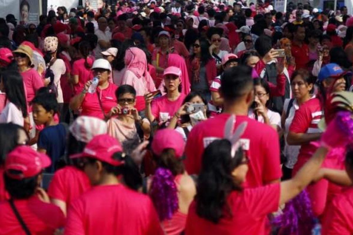 Gaya para peserta saat meramaikan acara Jakarta Goes Pink dengan berjalan kaki di Plaza Selatan Senayan, Jakarta, Minggu (4/10/2015). Kegiatan yang diikuti ribuan orang ini merupakan rangkaian acara menyambut Breast Cancer Awareness Campaign Month.