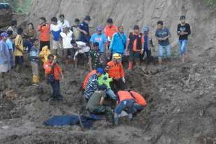 Tim Pencari akhirnya menemukan jasad seorang bayi korban longsor di Manado, Sabtu (17/12/2016).