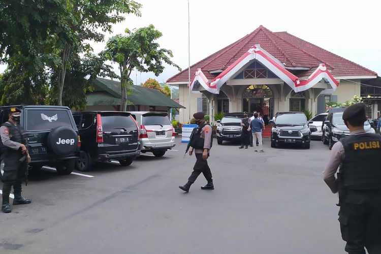 Polisi berjaga di depan Kantor Dinas PUPR Banjarnegara, Jawa Tengah, Senin (9/8/2021).