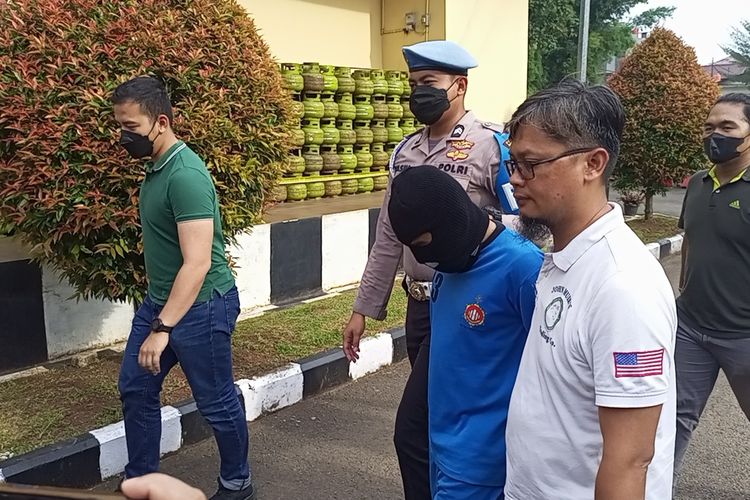AD (30), pelaku penusukan remaja perempuan berinisial T (20) di Desa Cimandala, Kecamatan Sukaraja, Kabupaten Bogor, Jawa Barat, ditangkap. Polisi mengungkap motif pemuda yang tega menusuk korban.